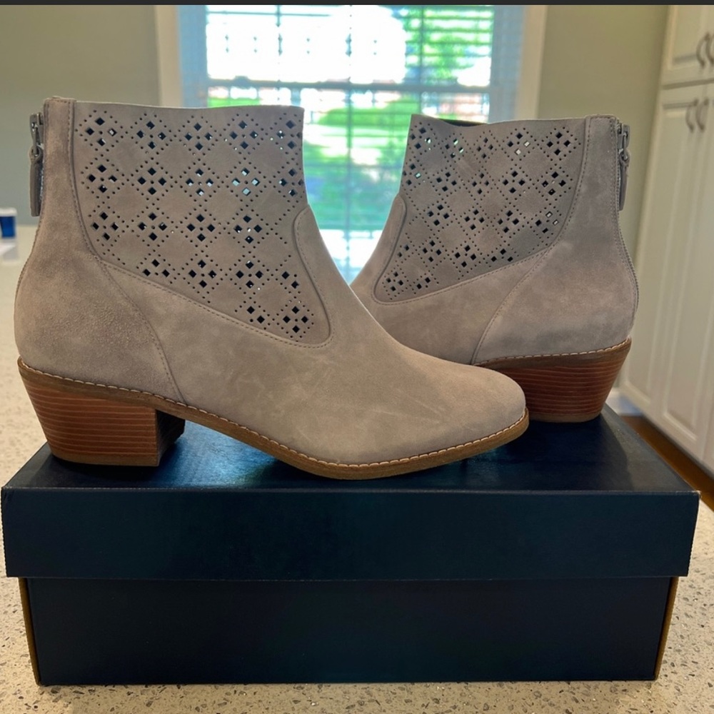 BRAND NEW!! COLE HAAN SUEDE BOOTIES SIZE 8B